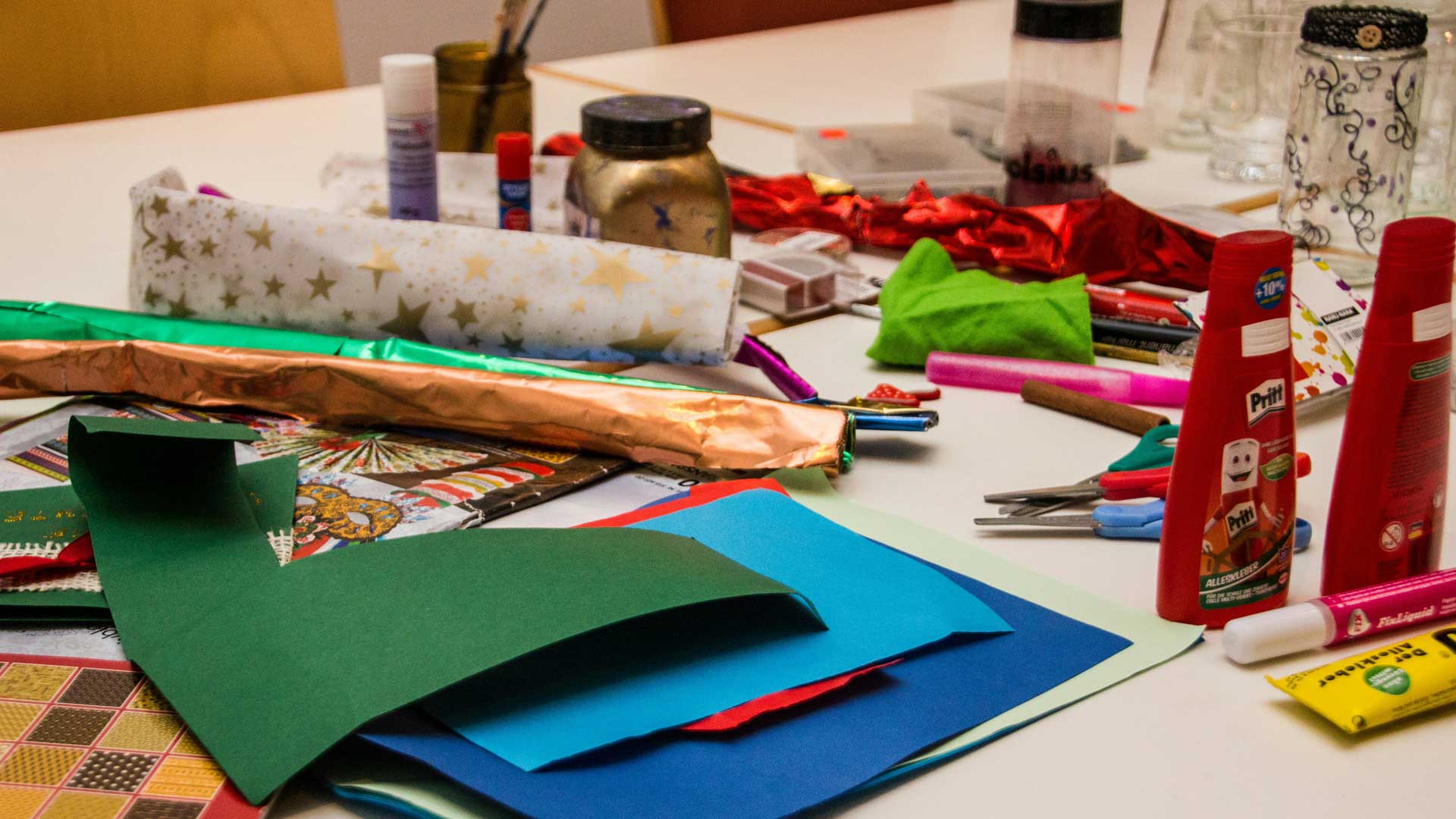 Multiples objets sur une table, destinés à un loisir créatif