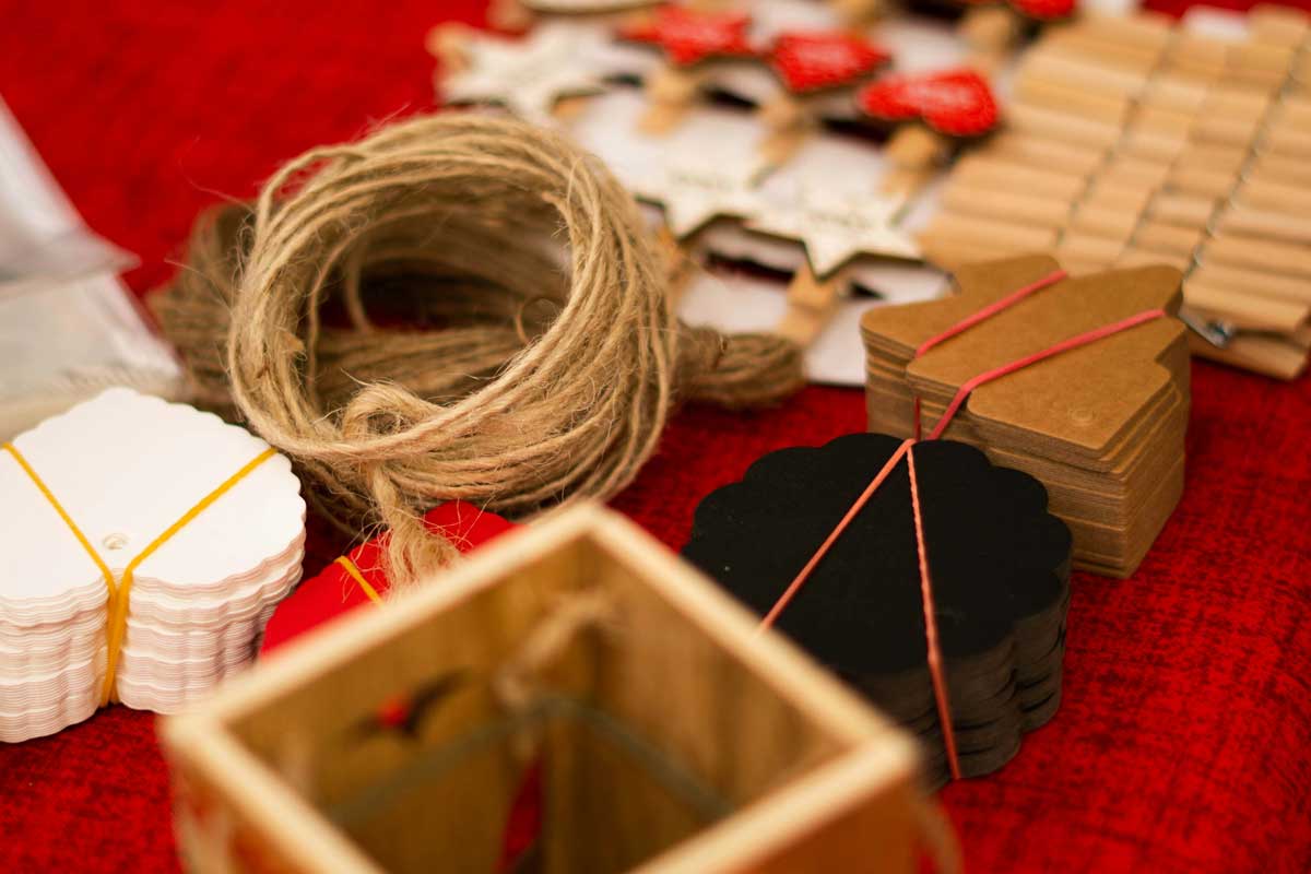 Divers objets sur une table, destinés à pratiquer un loisir créatif