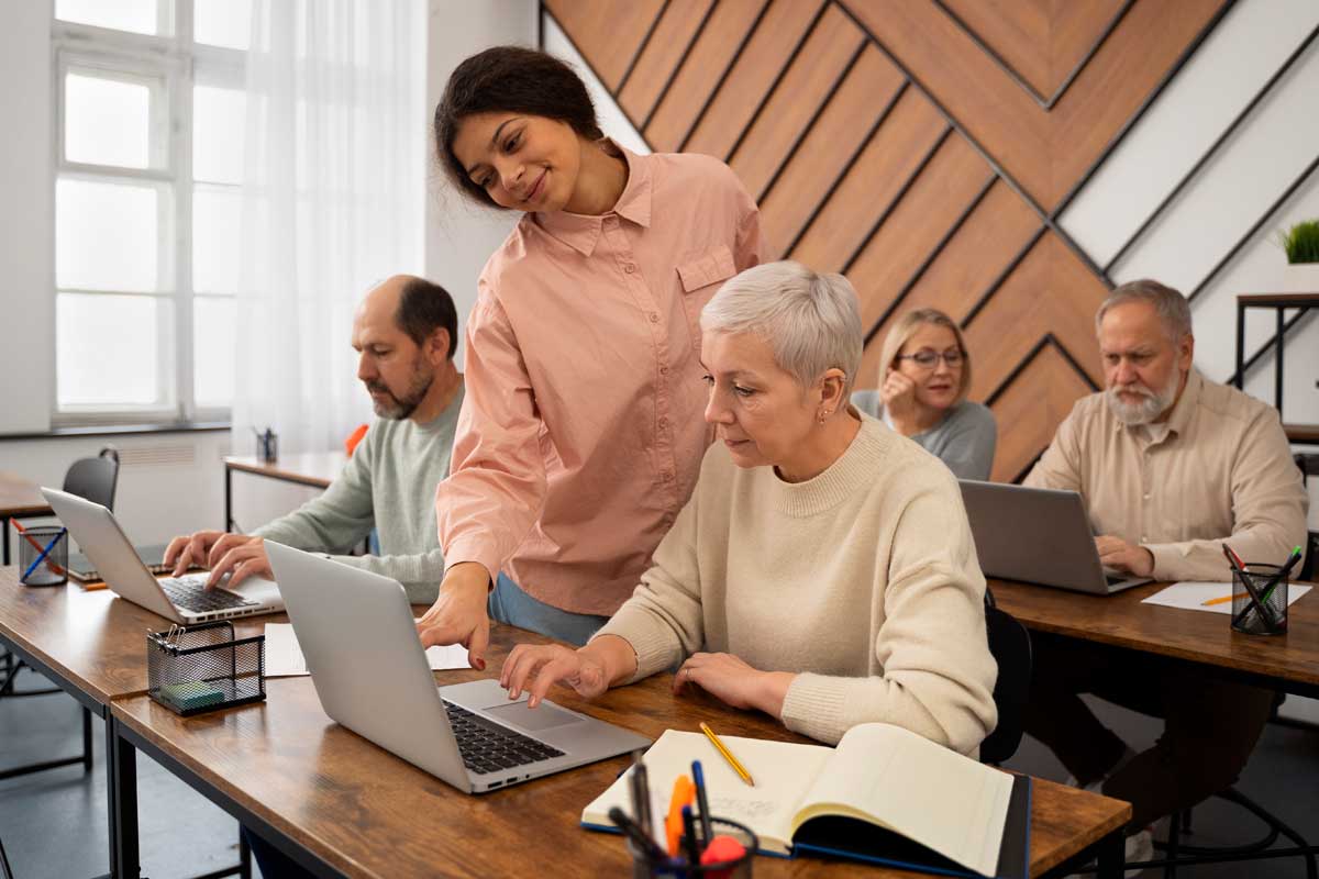 Un groupe des séniors participe à un atelier d'informatique