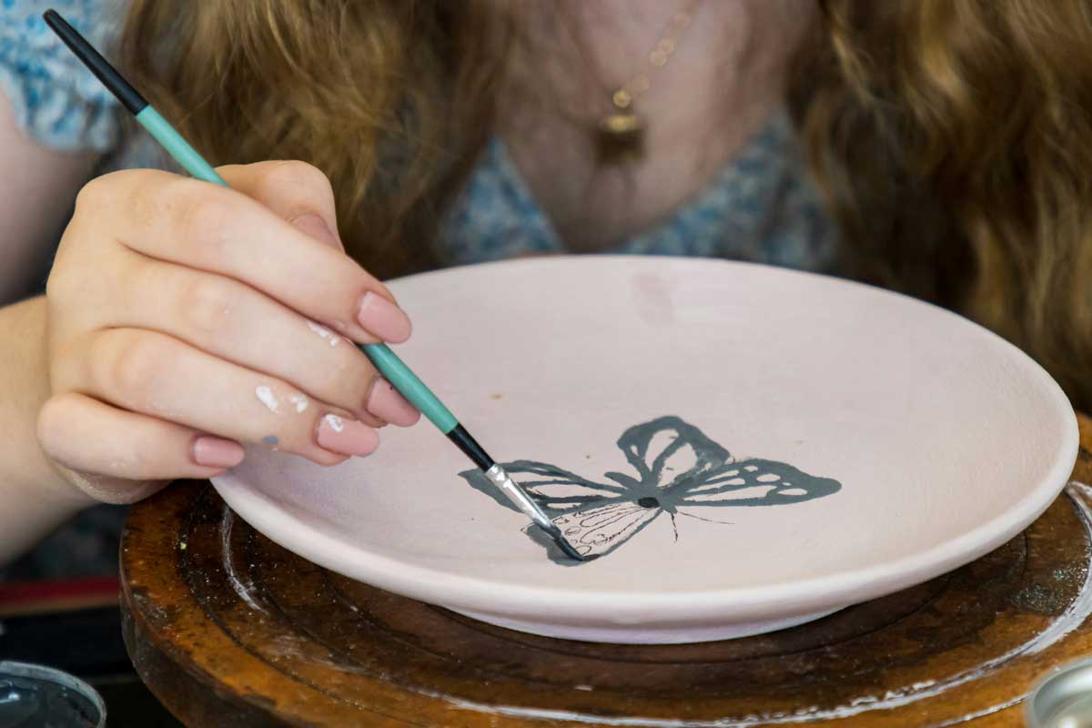 Peinture d'une assiette en porcelaine