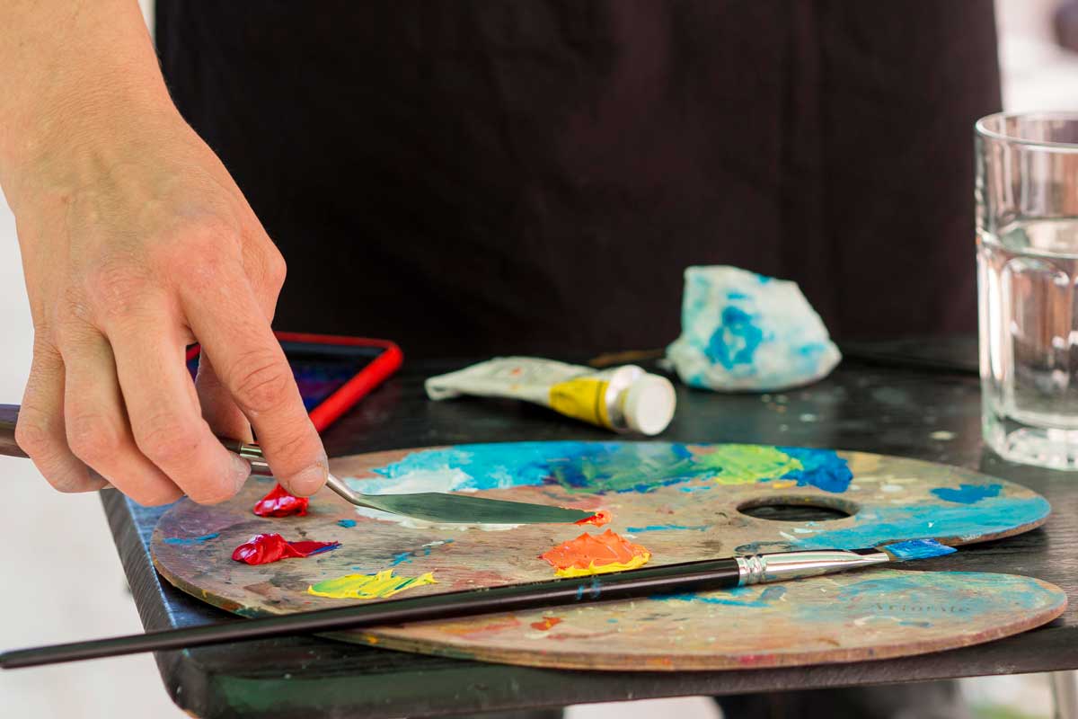 Gros plan sur la palette d'un peintre