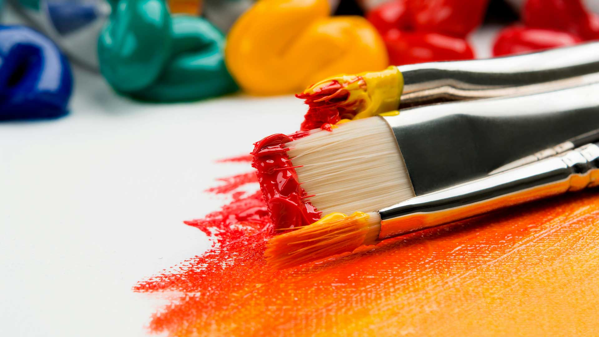 Pinceaux et peinture très saturés en gros plan